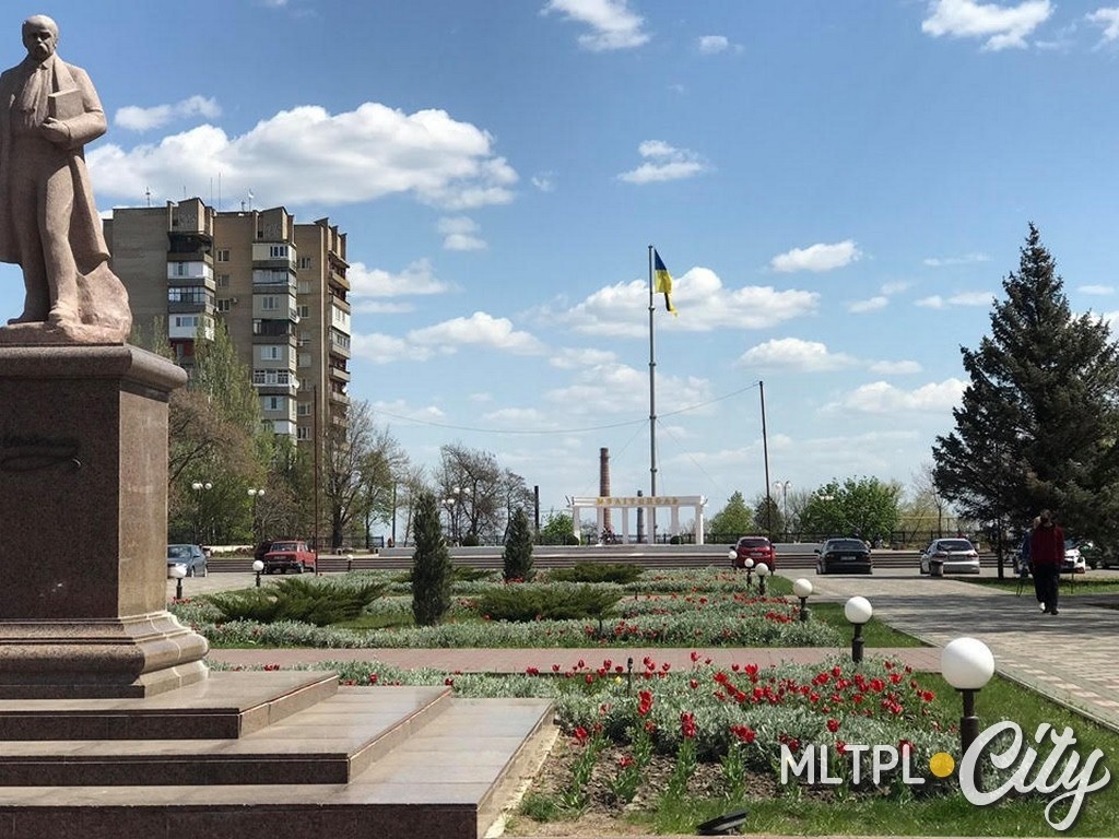 Коммунальщики возвратили на место государственный флаг, сорванный ветром