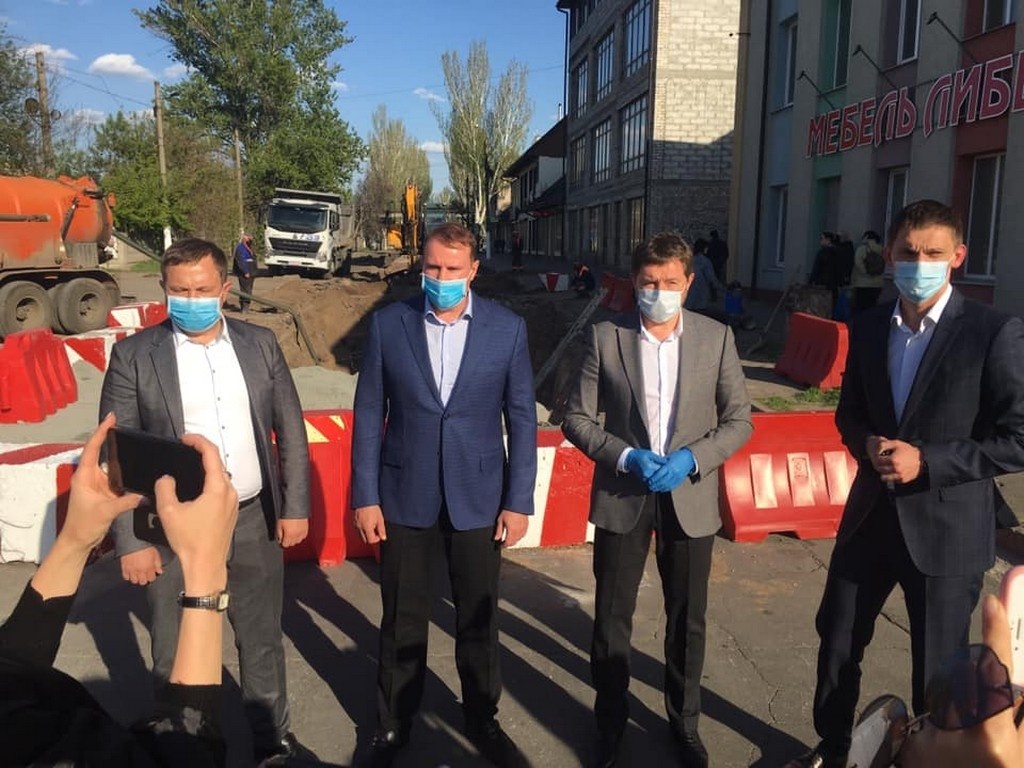 Виталий Туринок вместе с нардепом Сергеем Минько, замом губернатора Иваном Федоровым и секретарем горсовета Романом Романовым побывали на месте&nbsp; работ по замене коллектора