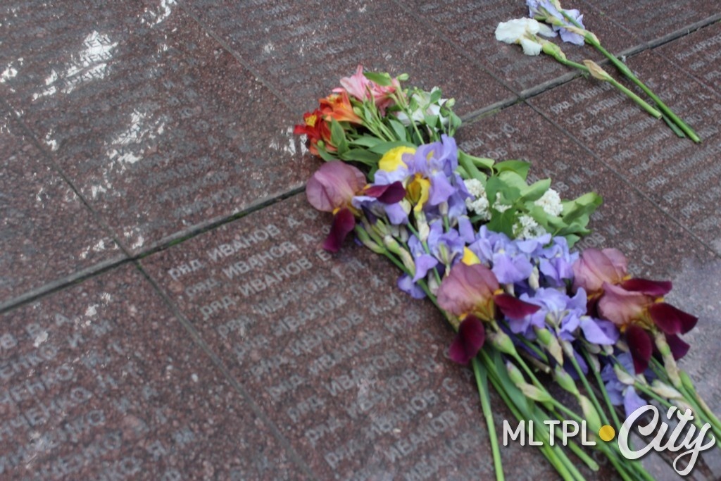 Среди цветов – надпись «рядовой Иванов»