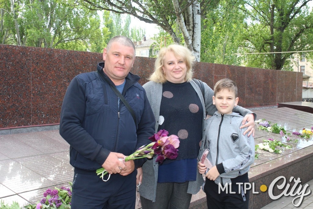 Семья Гончаренко пришла почтить память героев всей семьей