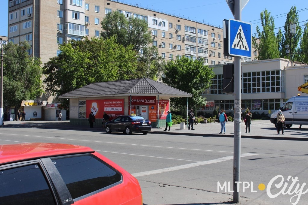 У кого есть возможность, вызывают такси к остановкам