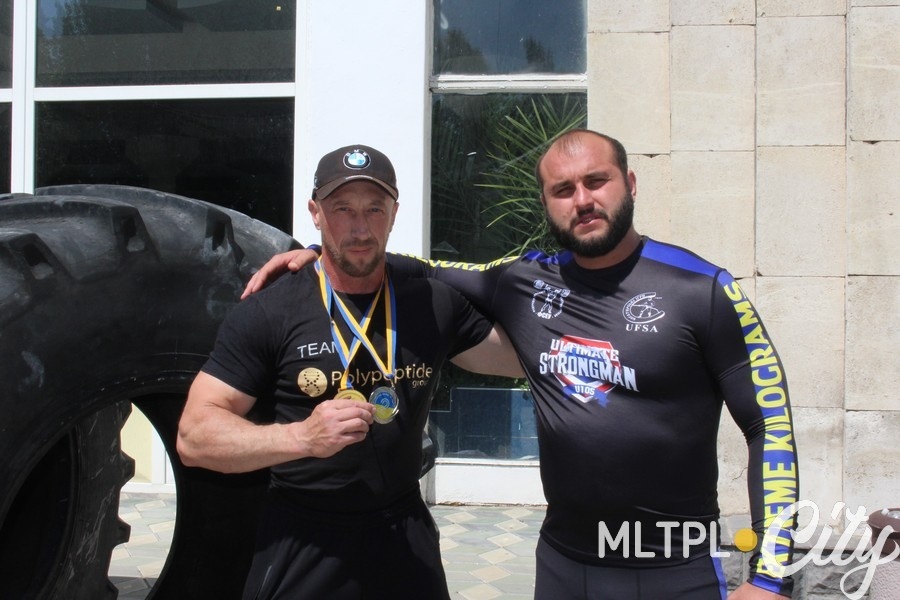 Сергей Капустин и Валентин Бурмистров (справа) - призеры чемпионата Украины по богатырскому многоборью