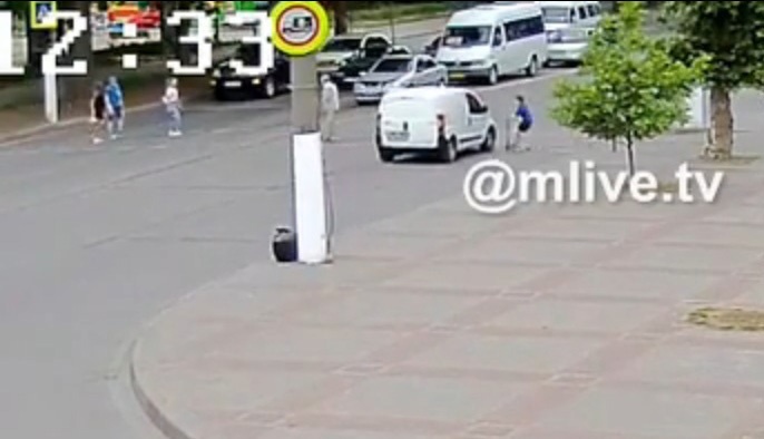  Мальчуган также пренебрег Правилами дорожного движения