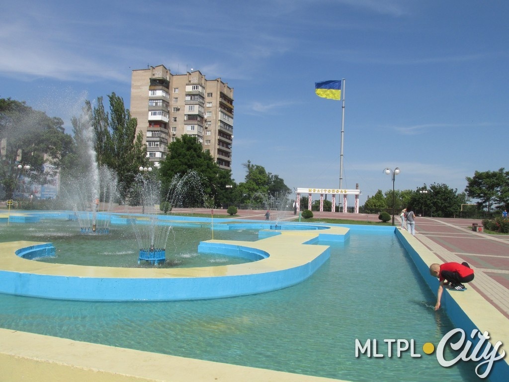 Новая расцветка фонтана на площади напоминает море и песок