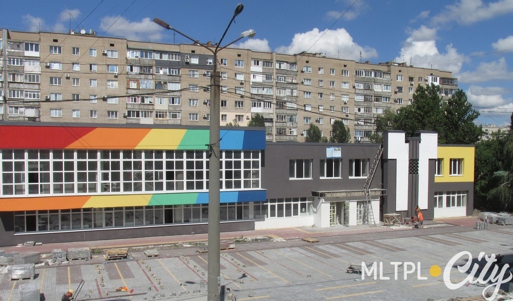 Клавиатура во всю длину здания и многометровые клавиши