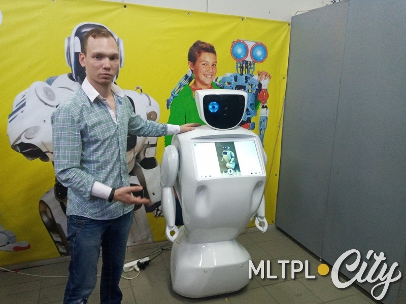 Олег приложил руку к каждому роботу в зале