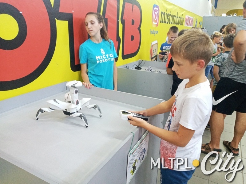 Мальчишки легко справляются с механизмами