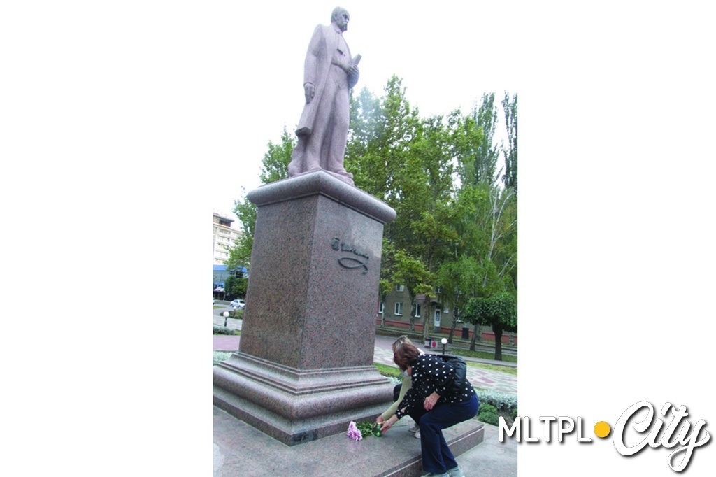 За неимением воинского мемориала, цветы возложили к подножию памятника Кобзарю