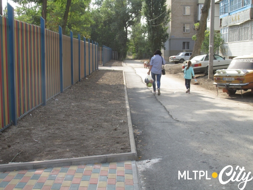 Двухметровый забор надежно защищает детвору