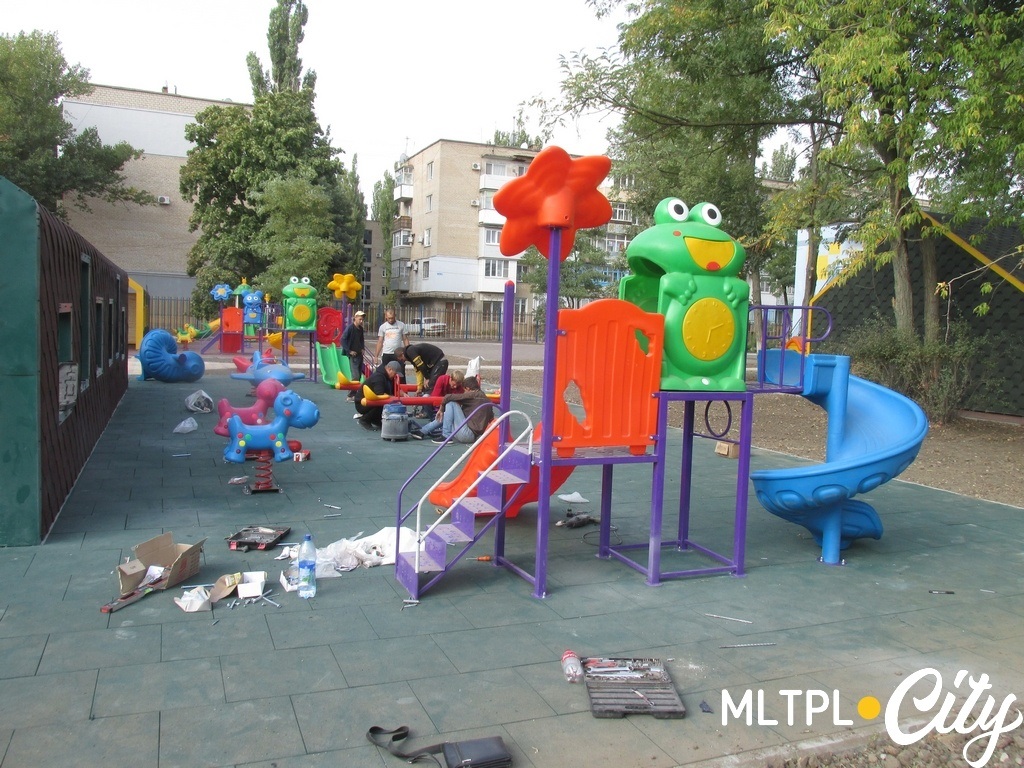Монтаж игрового оборудования продолжается