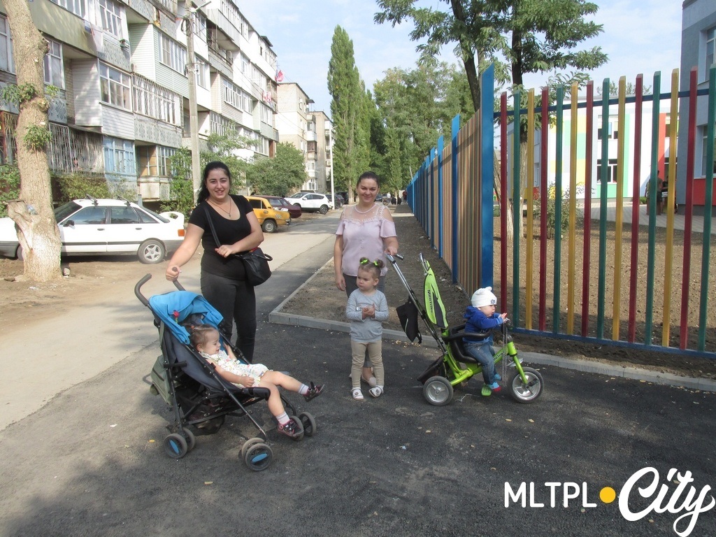 Молодые мамы пришли посмотреть на детсад