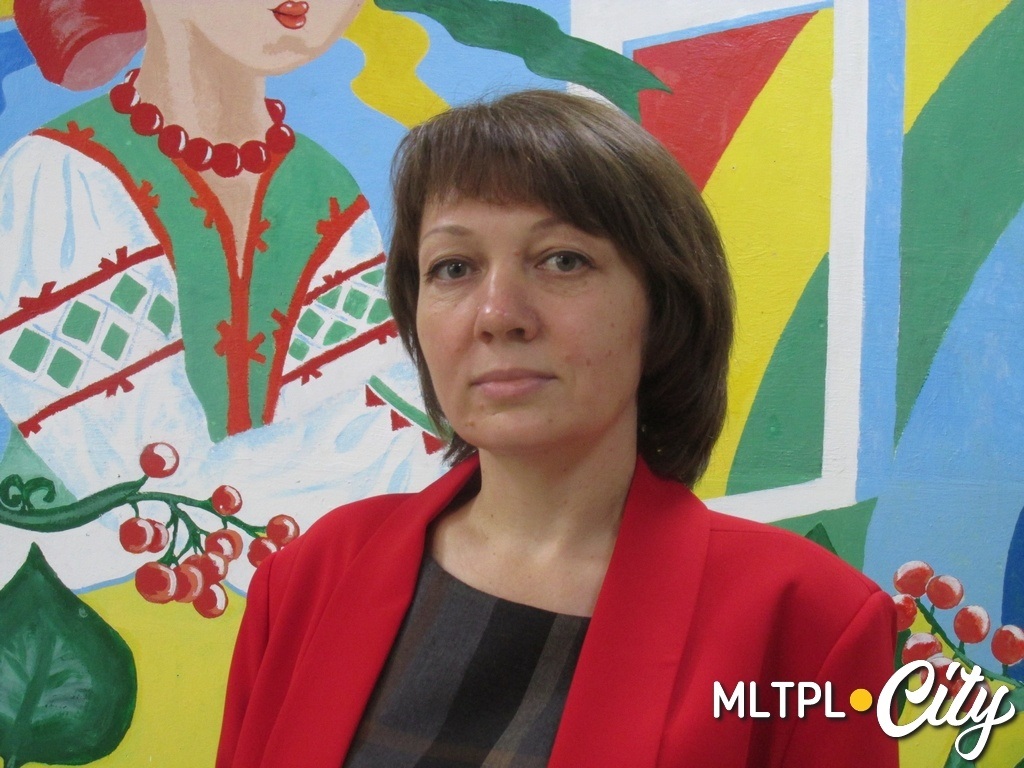 Наталія Олександрівна Устінова – вчителька української мови та літератури, класний керівник Саші Скочкова