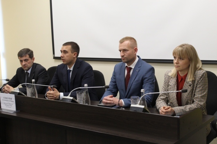 Игорь Гаврилюк (второй справа) и его замы Елена Диденко (крайняя справа) и Ярослав Лисойван (крайний слева) назначены, как служащие правоохранительного органа