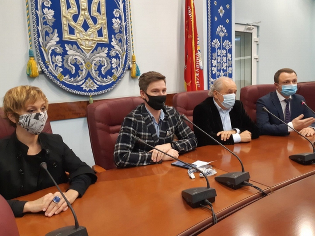 Читатиме диктант акторка Римма Зюбіна (на фото зліва), а написав його письменник та видавець Іван Малкович (другий справа)