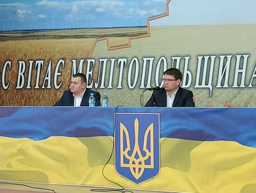 Андрій Сігута (зліва) був обраний заступником голови Мелітопольської районної ради Ігоря Судакова 