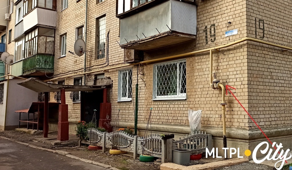 До вентиля - зона эксплуатации газовщиками, после - собственность жильцов многоэтажки
