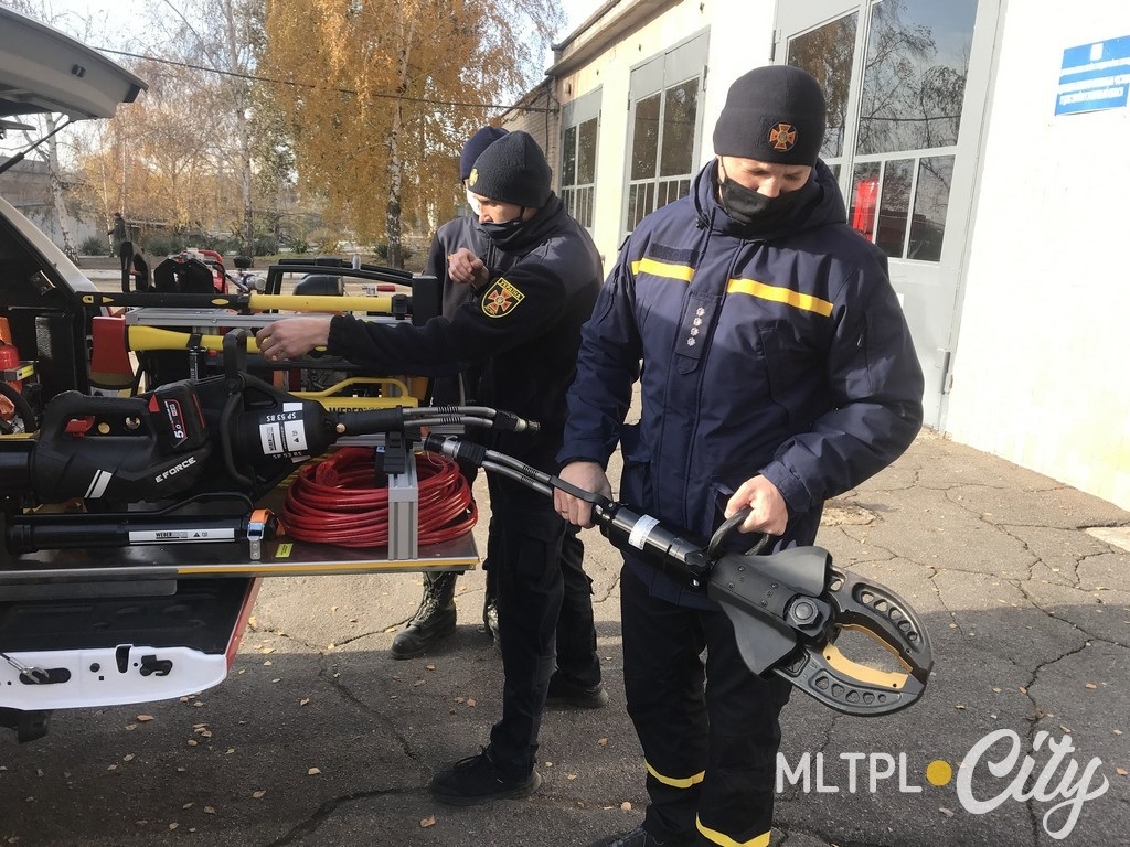 У гидравлических тисков сила сжатия 15 тонн, разжатия до 80