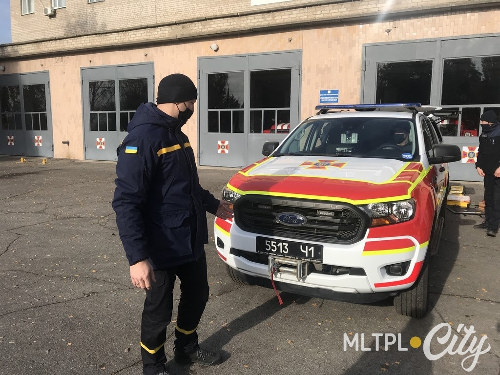 Автоматическая лебедка у Форда с длиной троса 25 метров и силой вытягивания больше 5 тонн