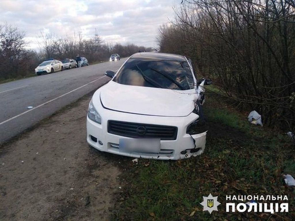 В "Ниссане" находилась молодежь, одному из пассажиров понадобилась помощь медиков