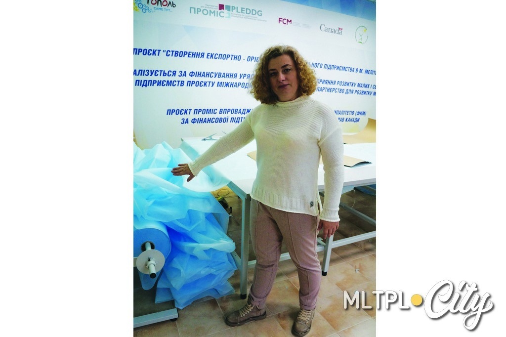 Этот рулон ткани весит 60 кг, уточняет Илона Серебрякова, женщинам тяжеловато закидывать его на стойку