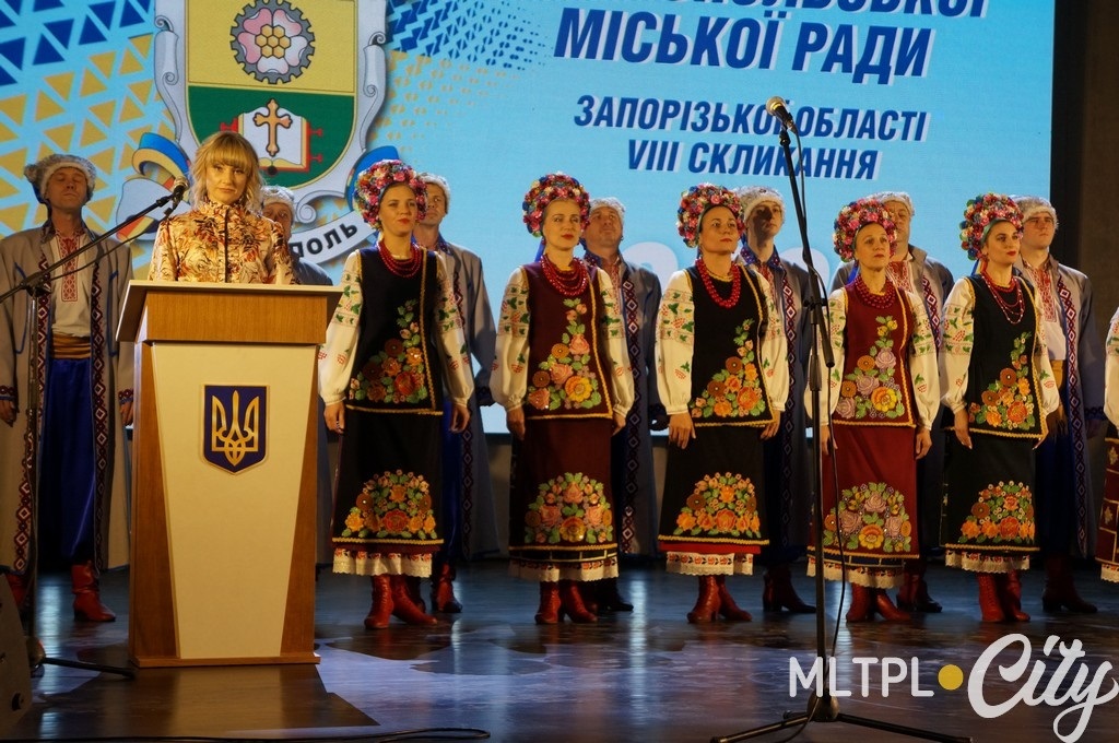 Председатель Мелитопольской городской территориальной избирательной комиссии Ольга Сержантова зачитала постановление о регистрации Ивана Федорова городским головой
