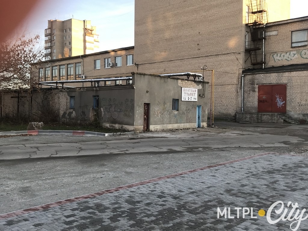 Общественный туалет рядом с площадью на замке