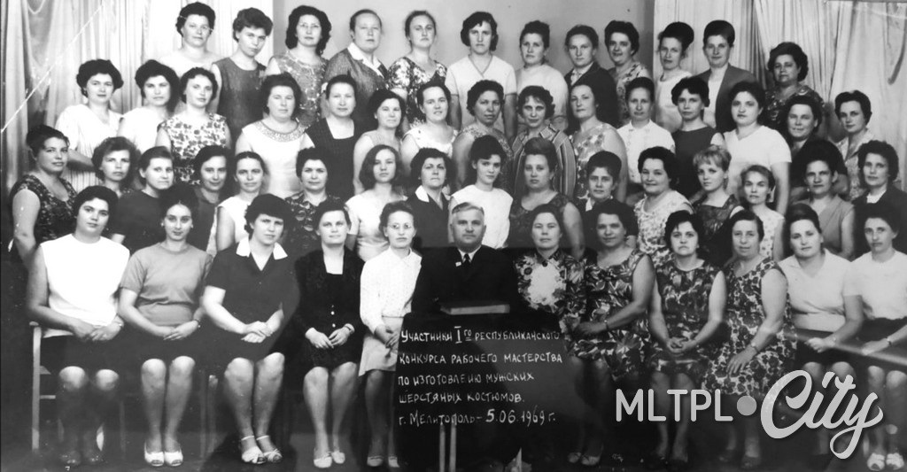 Участники первого республиканского конкурса рабочего мастерства по изготовлению мужских костюмов. 5 июня 1969 года