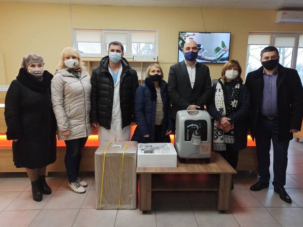 Всього коштом фонду та волонтерських пожертв в українські лікарні передано 50 кисневих концентраторів.
