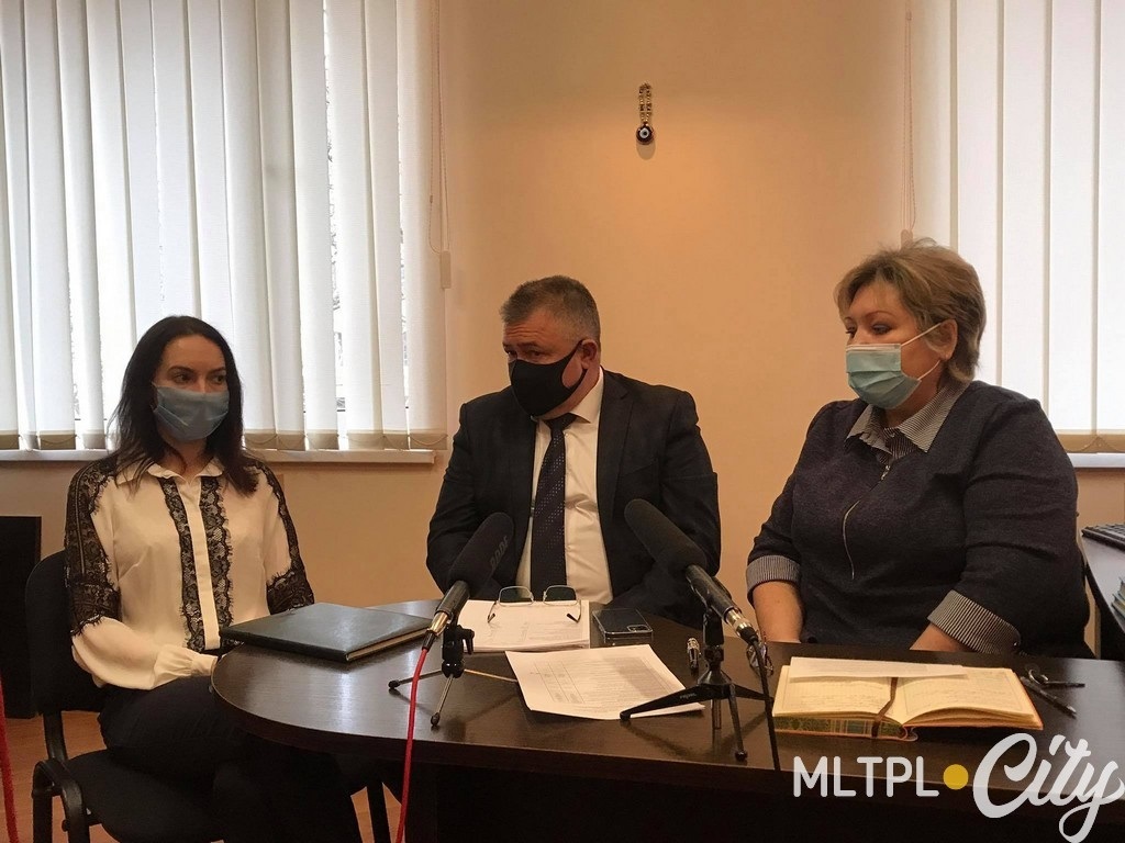 Судья-спикер Мелитопольского горрайонного суда Лилия Дараган (слева на право), председатель горрайоного суда Игорь Бахаев и его заместитель Тамара Мищенко