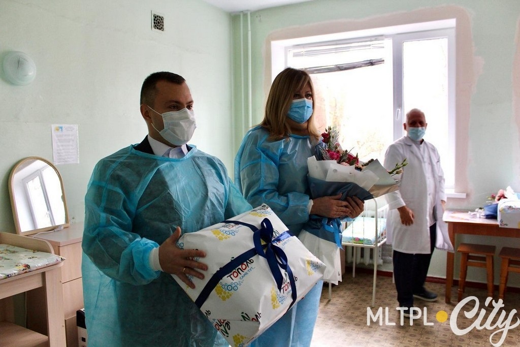 Чиновников не остановил коронавирус и они пришли в роддом с подарками