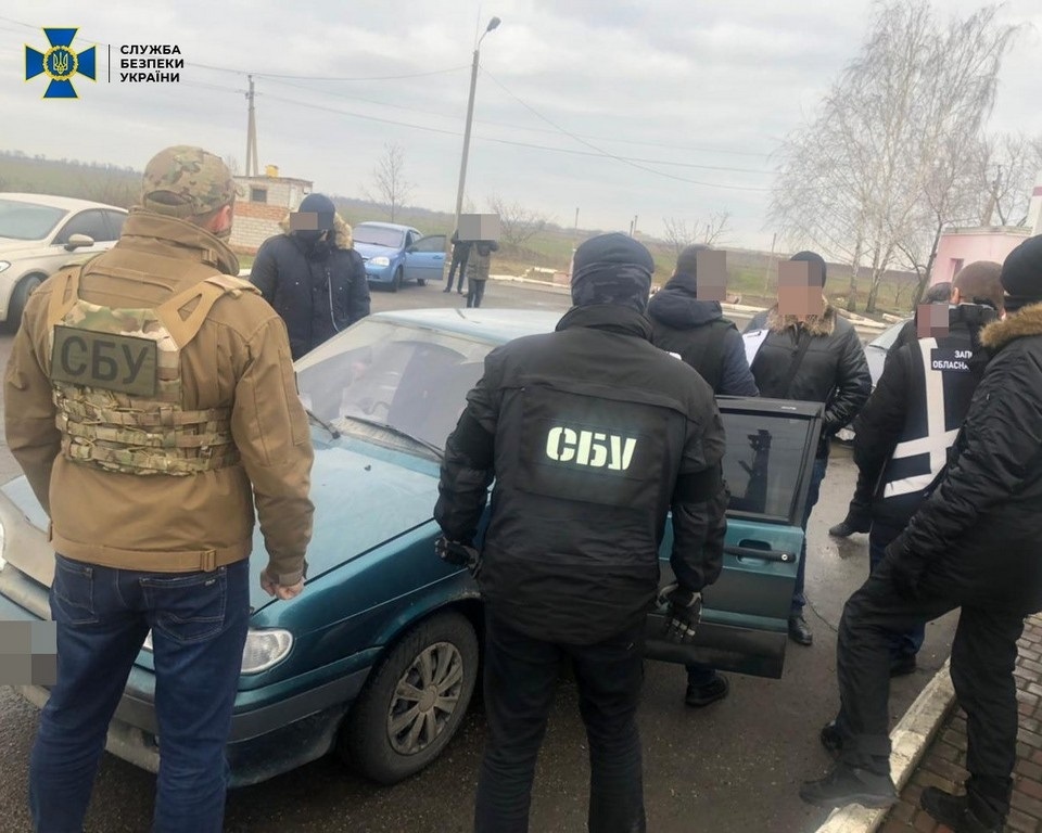 Правоохоронці затримали посадовця на одній з вулиць Мелітополя під час одержання хабара