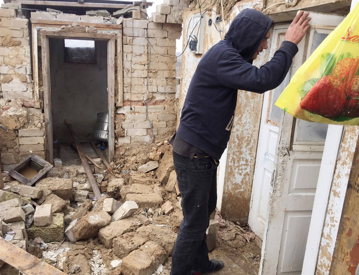 Жилье, где жила молодая женщина с двумя детьми, малопригодно для жизни