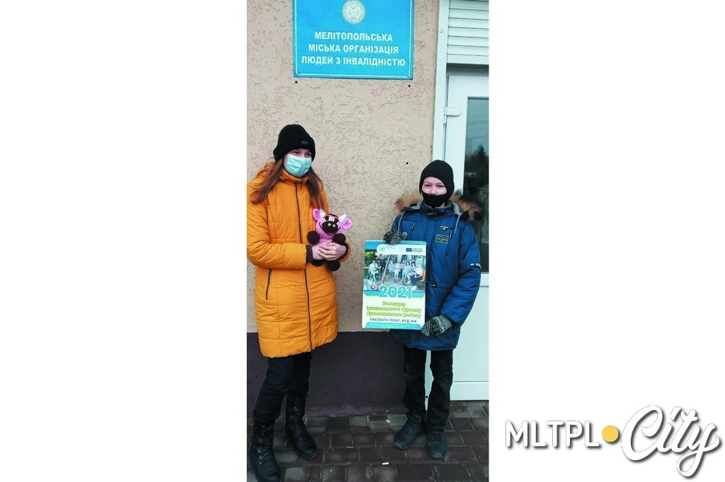 Волонтеры с подарками