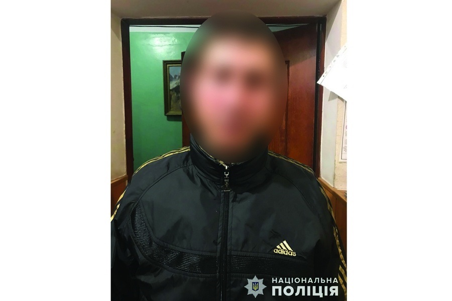 30-летний мужчина ограбил женщину в возрасте, применяя электрошокер и угрожая ножом