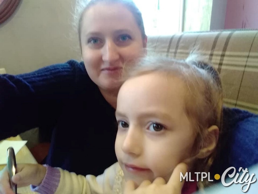 Яне пришлось оставить работу, чтобы быть рядом с дочкой и помогать ей делать все необходимые лечебные процедуры