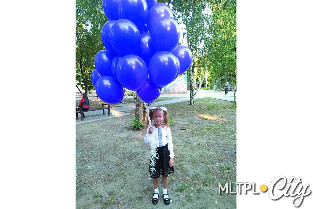 Анюта ходит уже во второй класс обычной школы, потому что девочка очень общительная и скучает дома