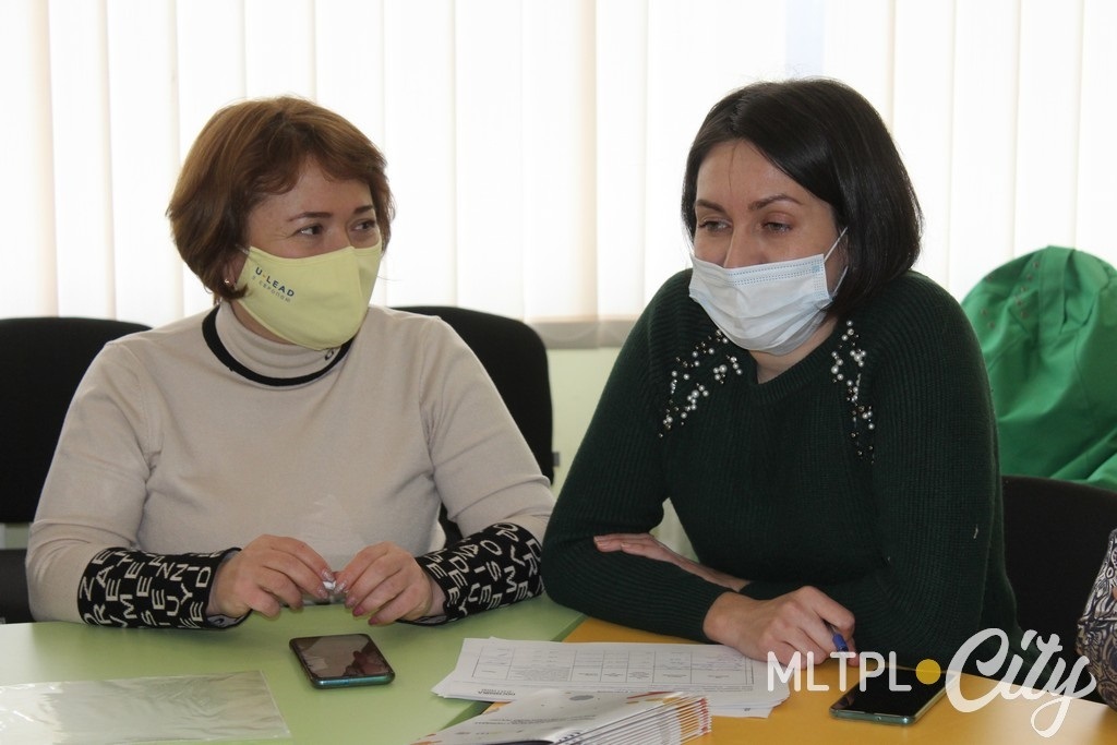 На урочистому відкритті розповіла про можливості молодіжного ХАБУ та плани Тетяна Воробйова (з справа)