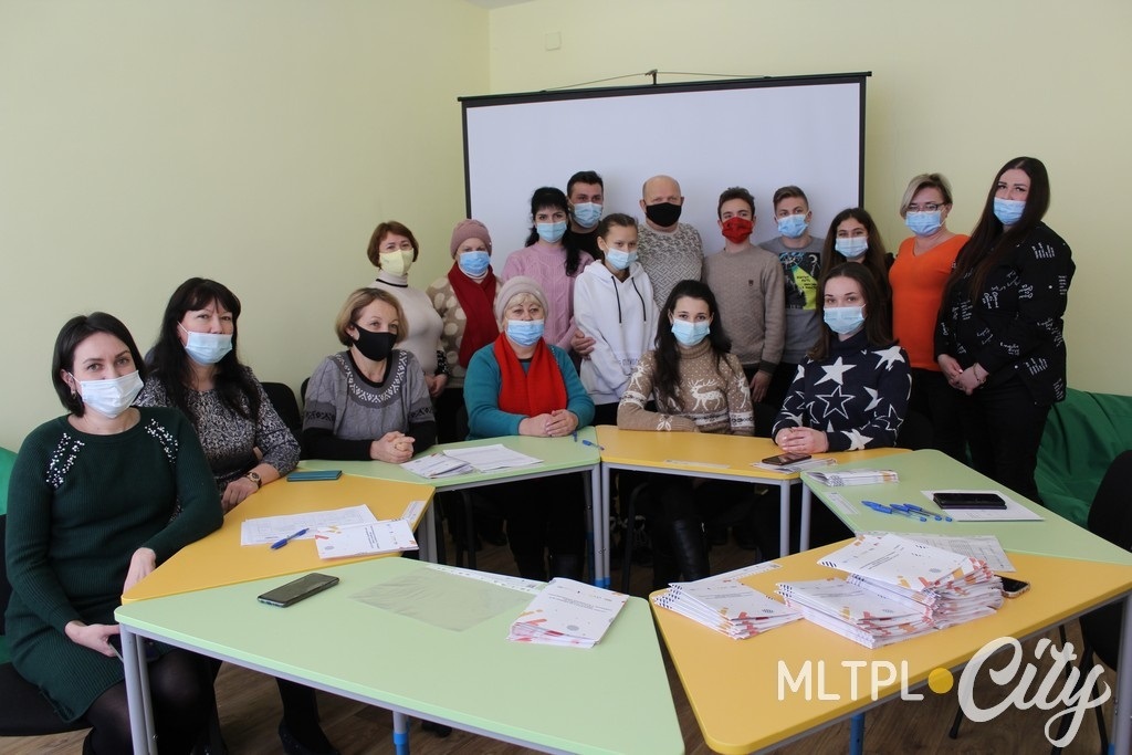 Ця мрія молоді стала сумісним проектом сільської ради, БФ "ПОСМІШКА ДИТИНИ" та ГО "ЙЕС". Фото учасників відкриття на згадку про цю урочисту подію