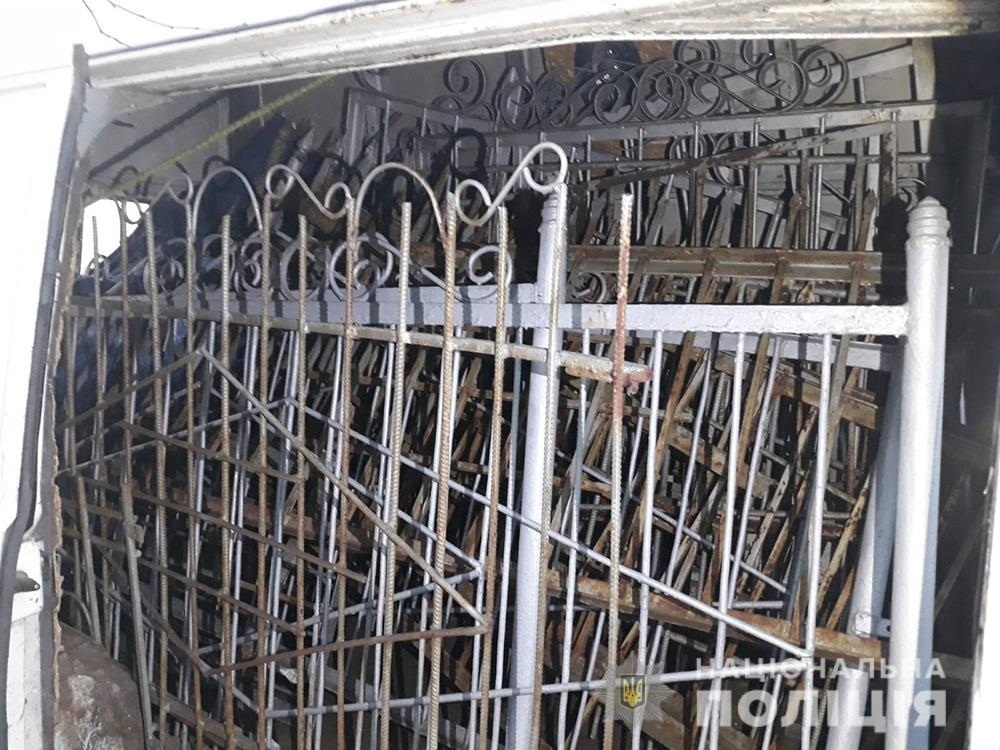 Викрадені металеві конструкції розкрадачі здавали на металобрухт