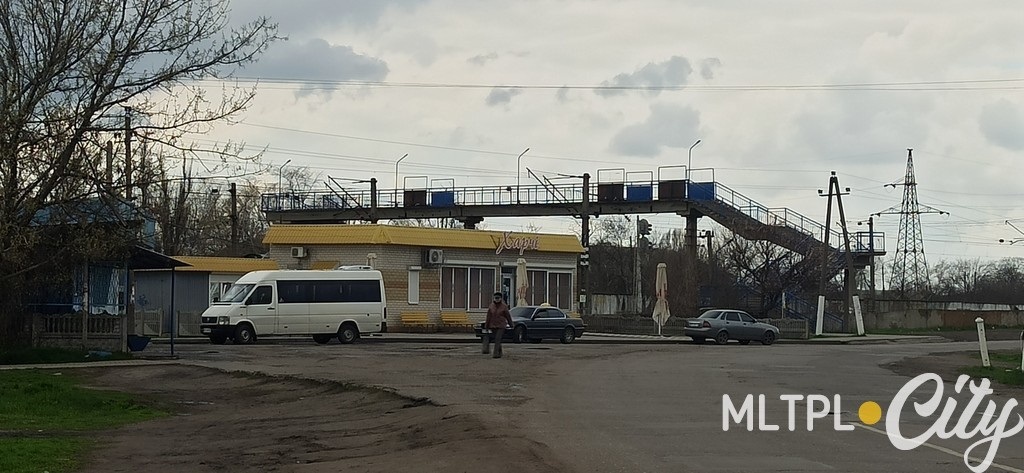 Увидела маршрутку на остановке. Водитель проводил уборку салона