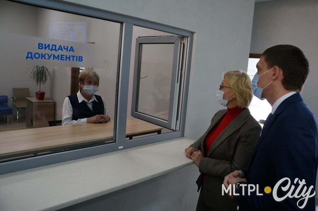 Готовые документы выдаются в отдельном окошке, комната с сейфом и под сигнализацией