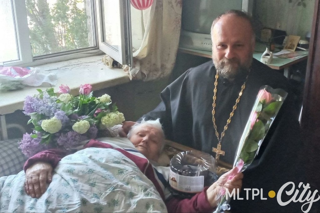 Первым с юбилеем долгожительницу поздравил отец Сергий