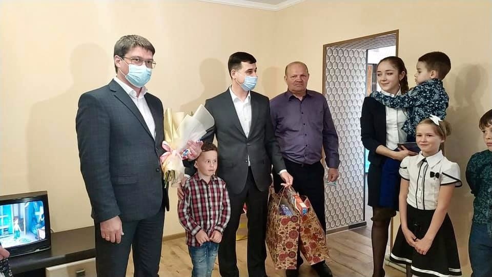 После приветствий и пожеланий чиновники  вручили семье подарки, которые очень порадовали малышню.