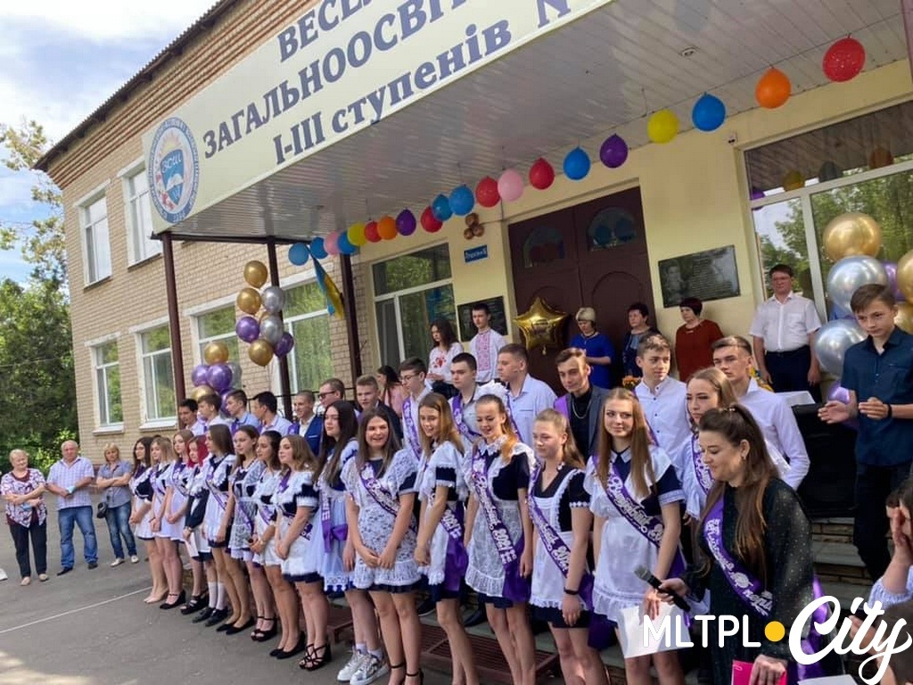 На линейке, посвященной последнему звонку, Игорь Судаков поздравил учащихся с. Высокое с окончанием учебного года
