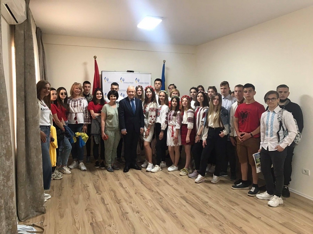 Школьники посетили посольство Украины в Албании
