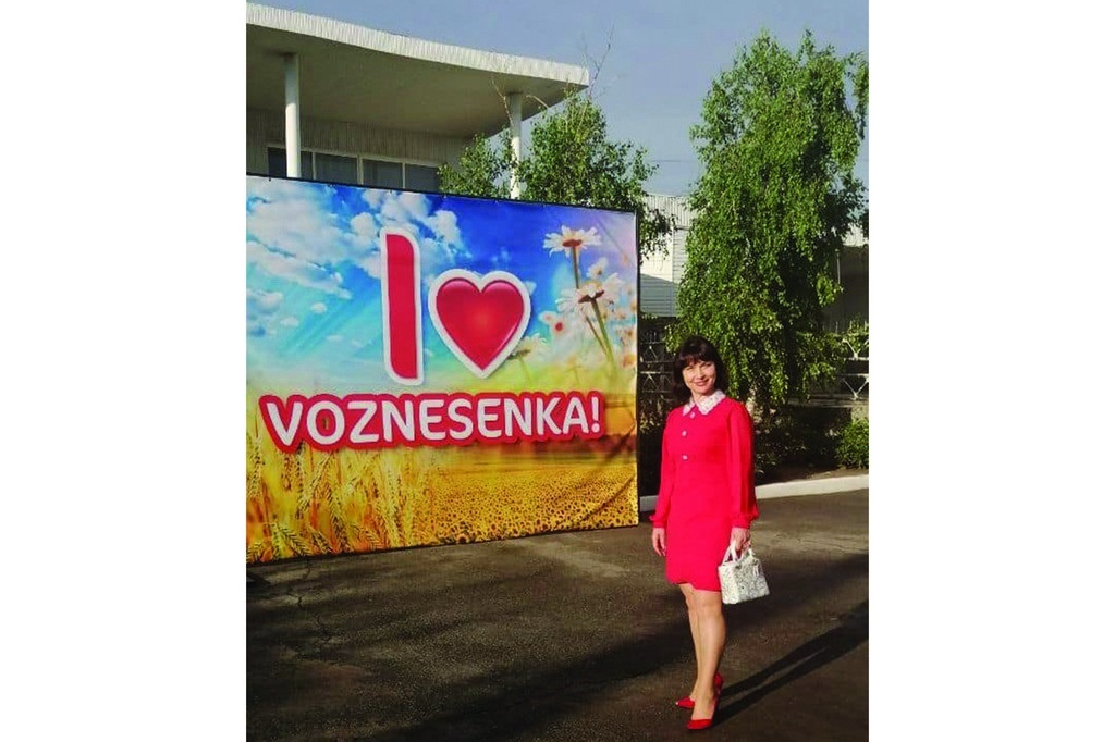 Присутні на святі с задоволенням фотографувались біля тематичної фотозони