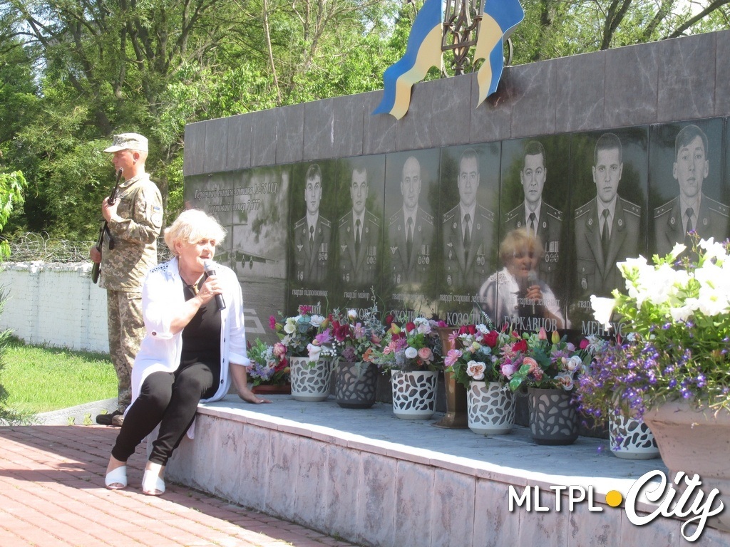 Светлана Соколова поочередно подходила к портретам членов экипажа, выбитым на черном мраморе, и рассказывала о них