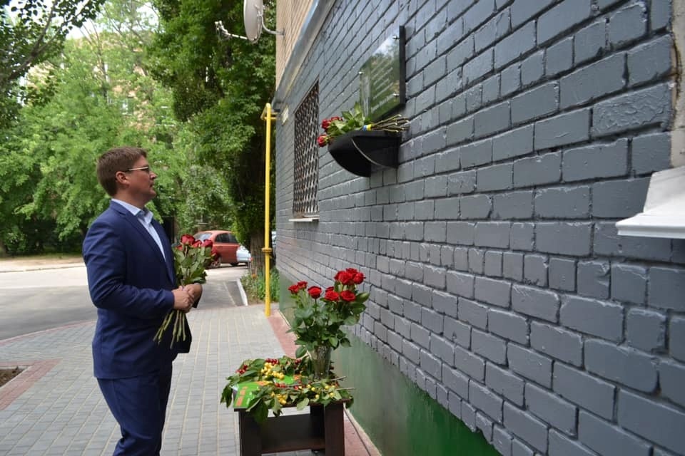 Присутствующие возложили цветы к мемориальной доске Николая Ивановича Туровцева 