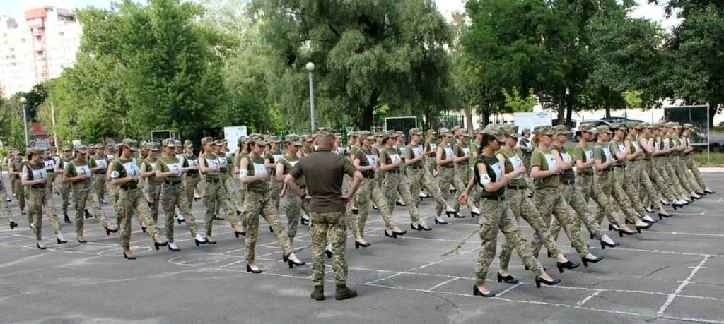 Министерство обороны решило креативно подойти к участию женщин-военнослужащих на параде