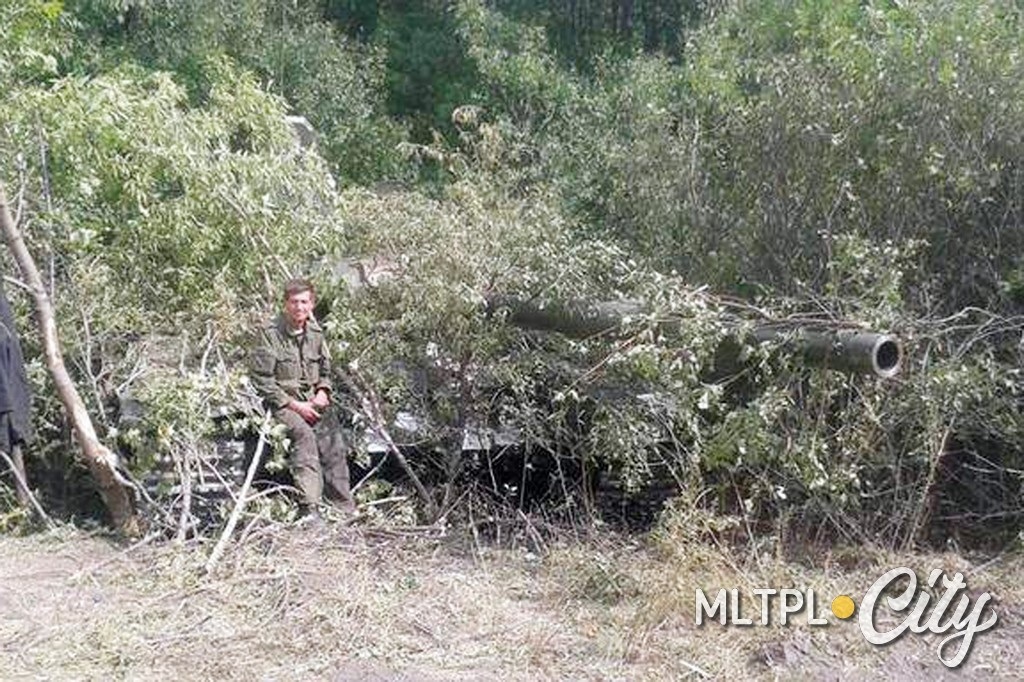 Трофейный танк замаскировал